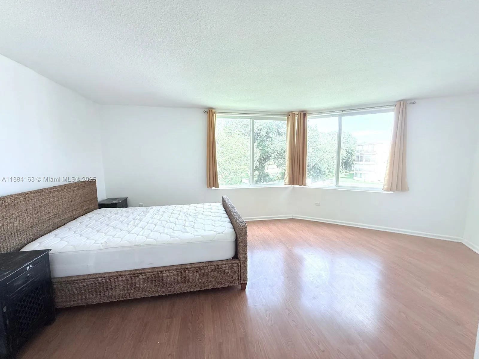 1201 NE 191st St, #G304