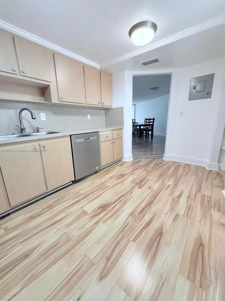 1201 NE 191st St, #G304