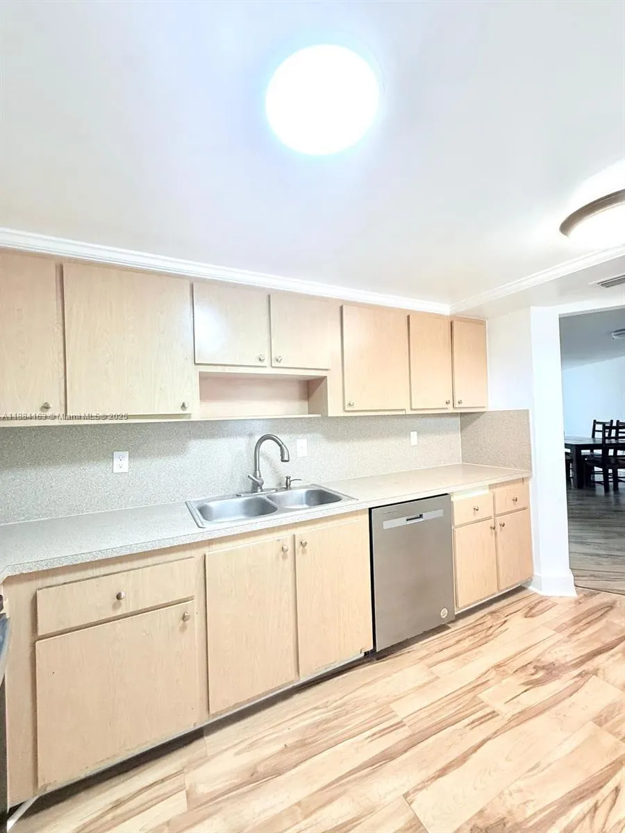 1201 NE 191st St, #G304