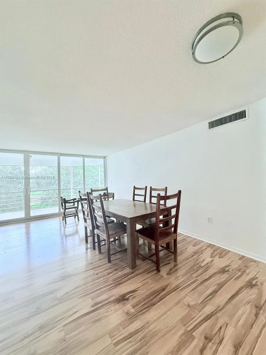 1201 NE 191st St, #G304