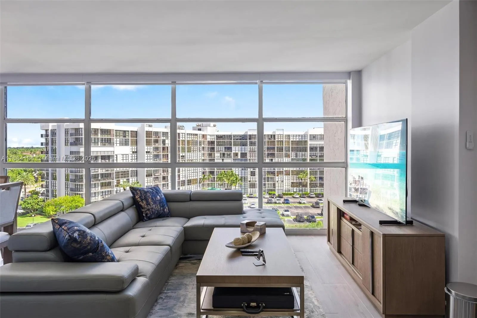 600 Parkview Dr, #815