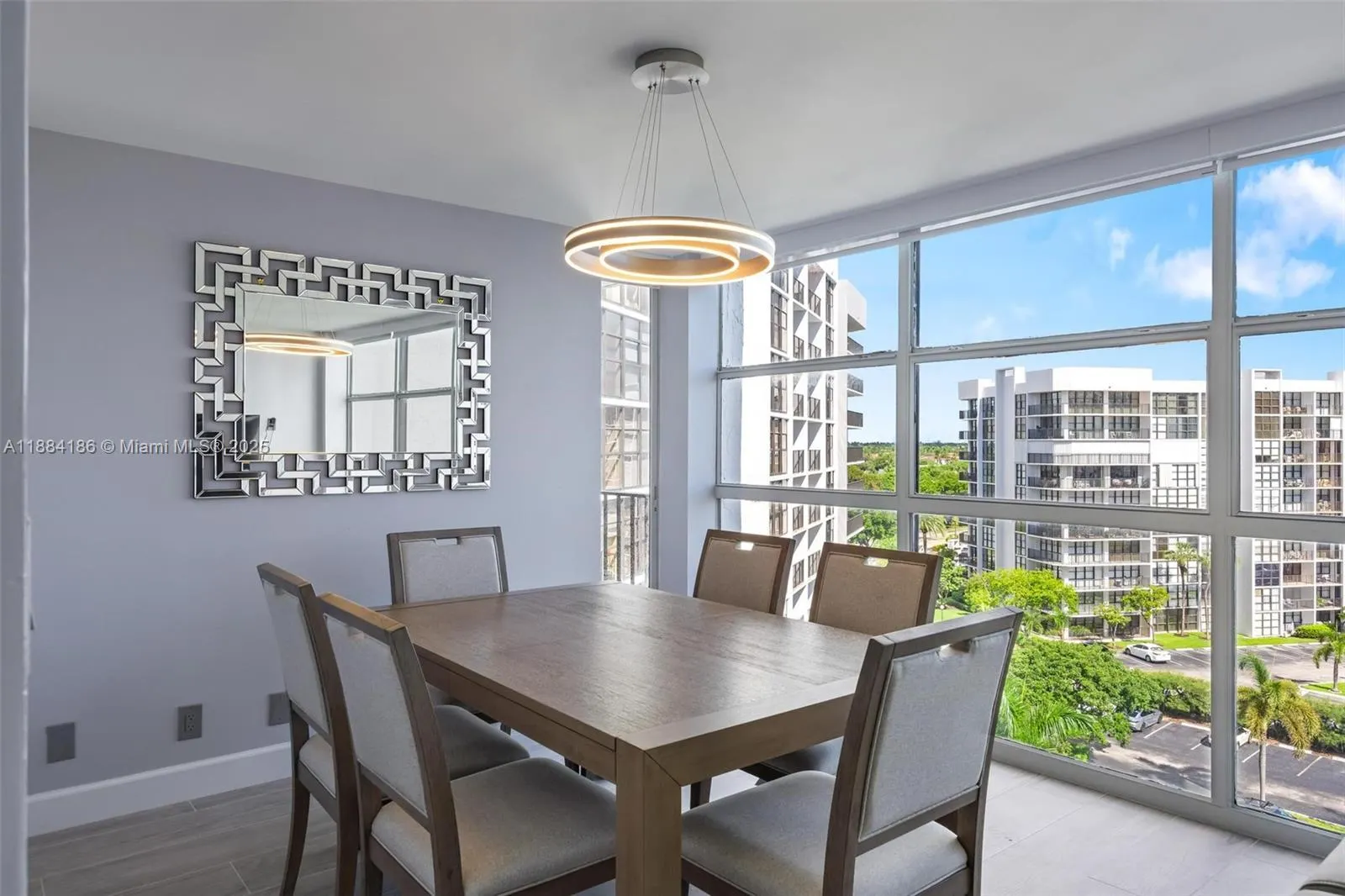 600 Parkview Dr, #815