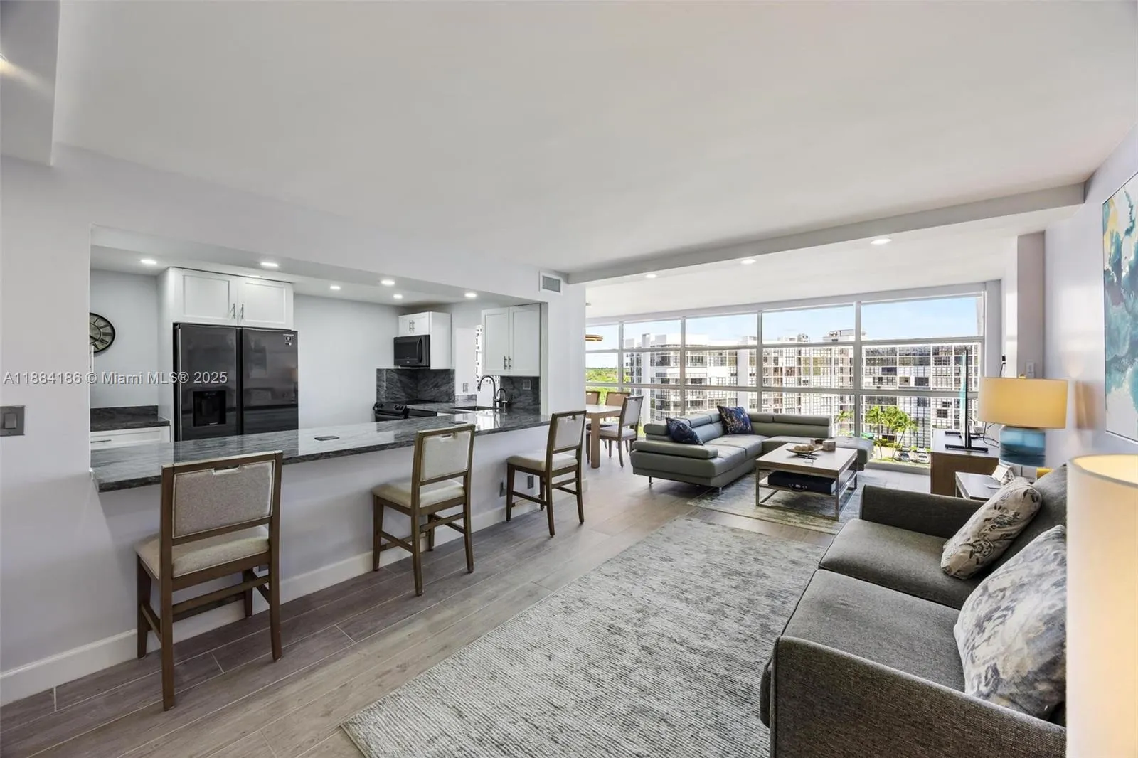 600 Parkview Dr, #815