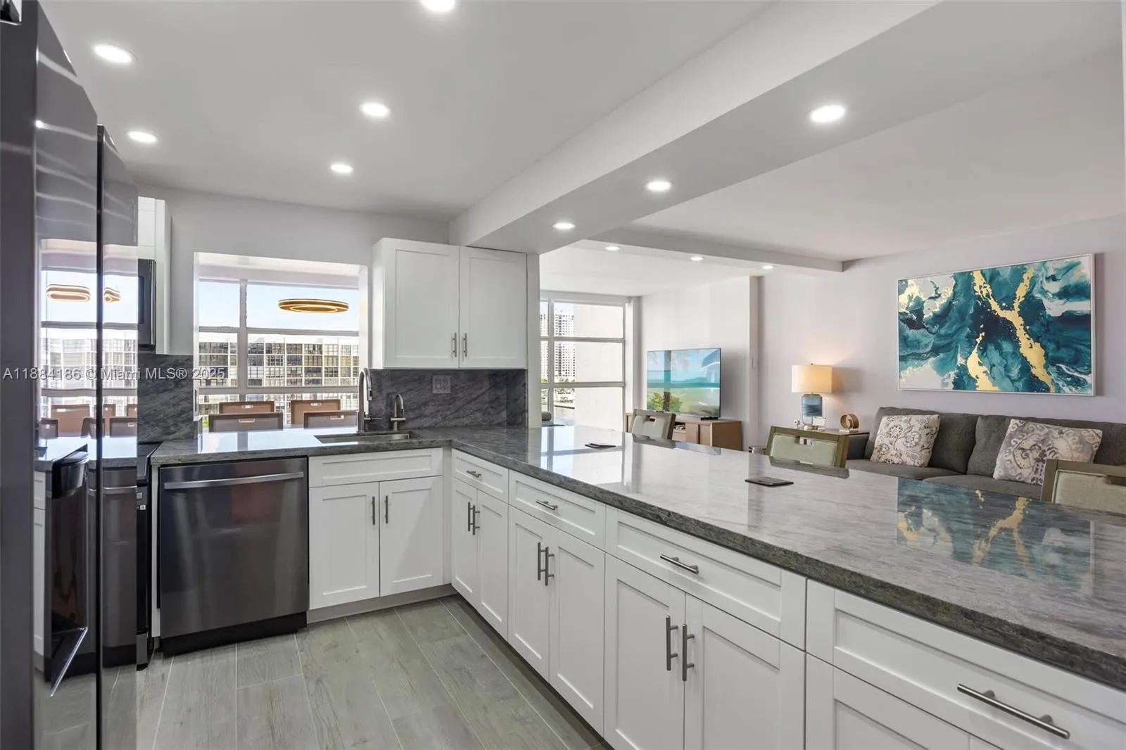 600 Parkview Dr, #815