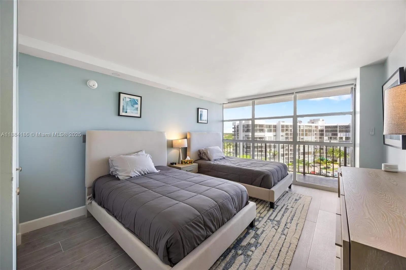 600 Parkview Dr, #815