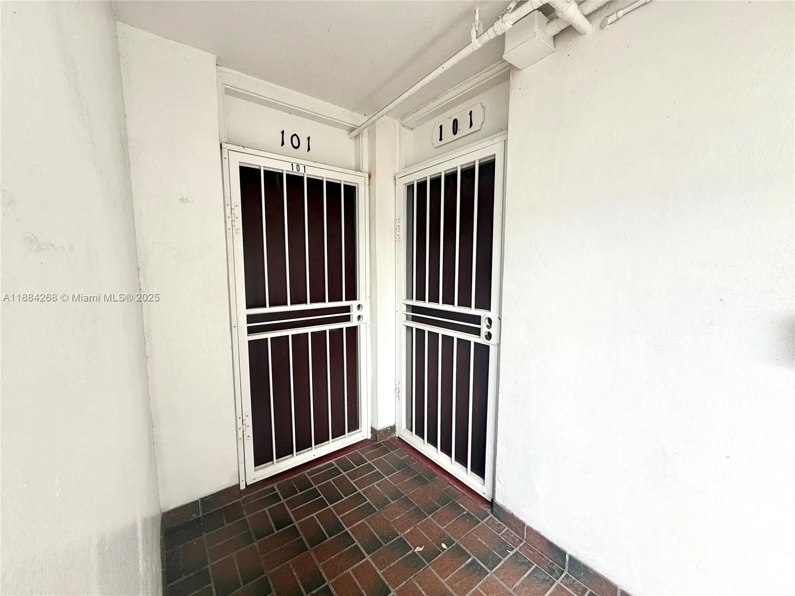 3660 NE 166th St, #101 +40' Deeded Dock