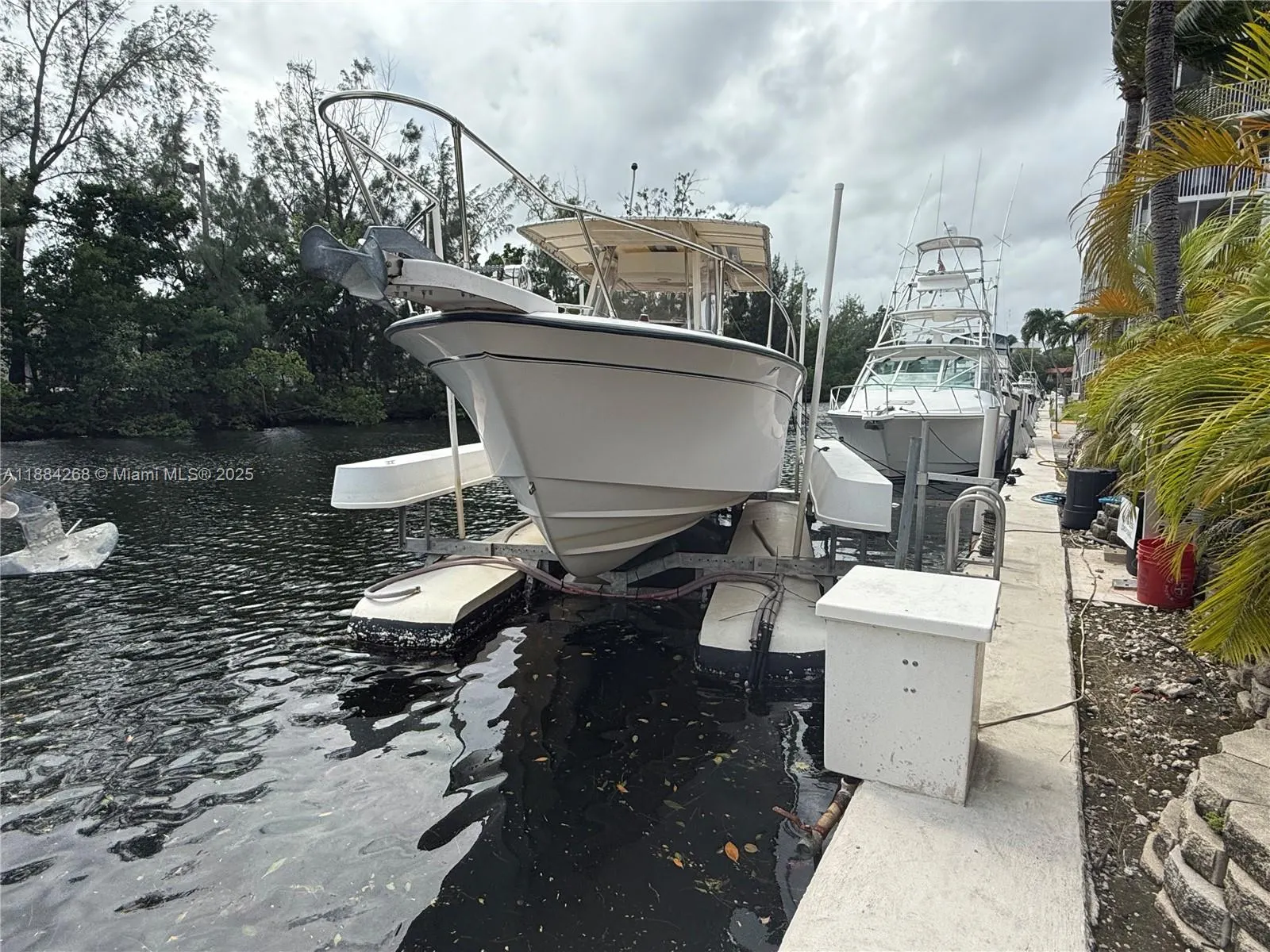 3660 NE 166th St, #101 +40' Deeded Dock
