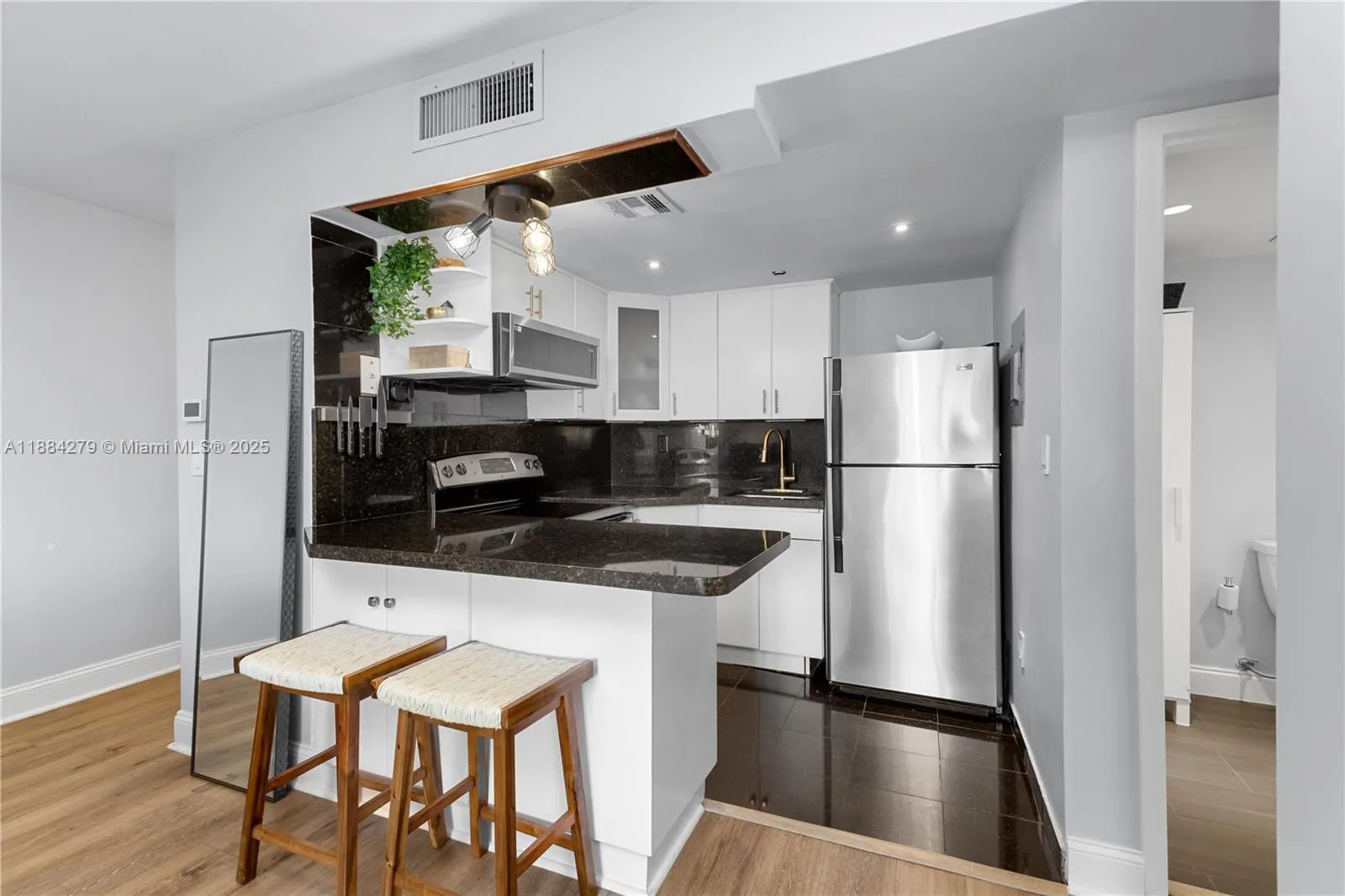 1035 West Ave, #204