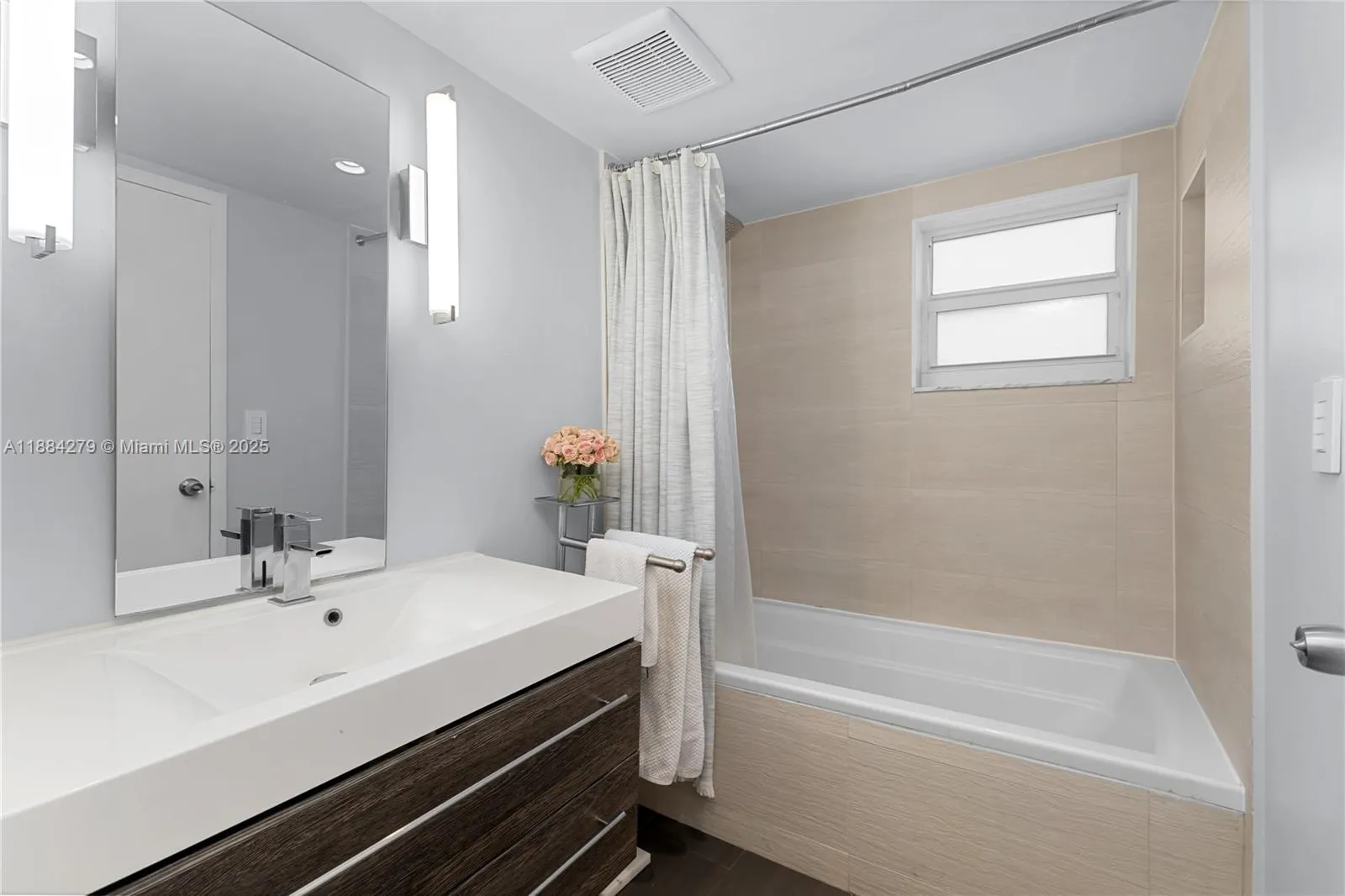 1035 West Ave, #204