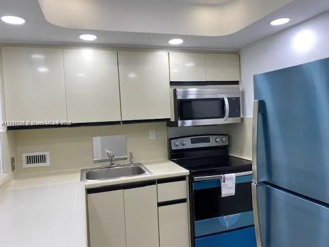 5401 Collins Ave, #833