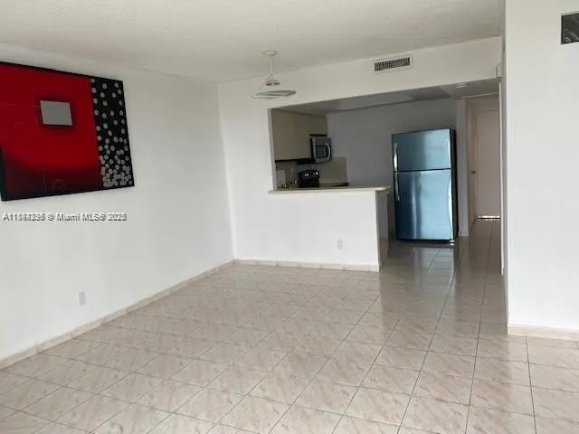 5401 Collins Ave, #833