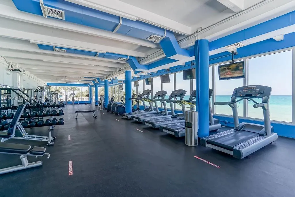5401 Collins Ave, #833
