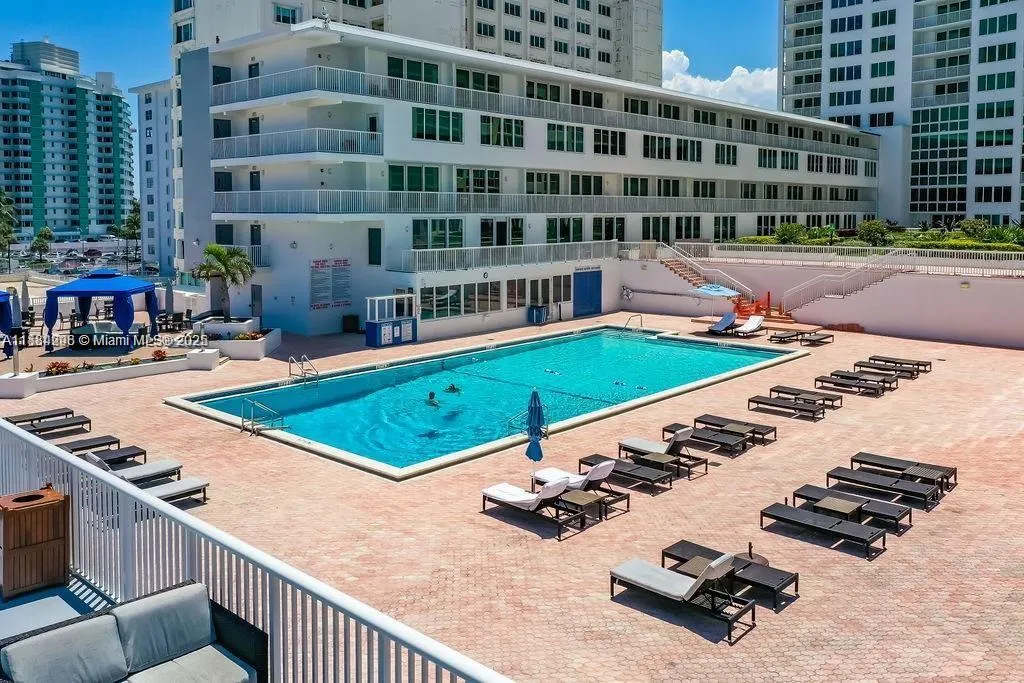 5401 Collins Ave, #833