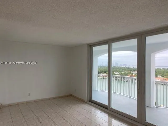 5401 Collins Ave, #833