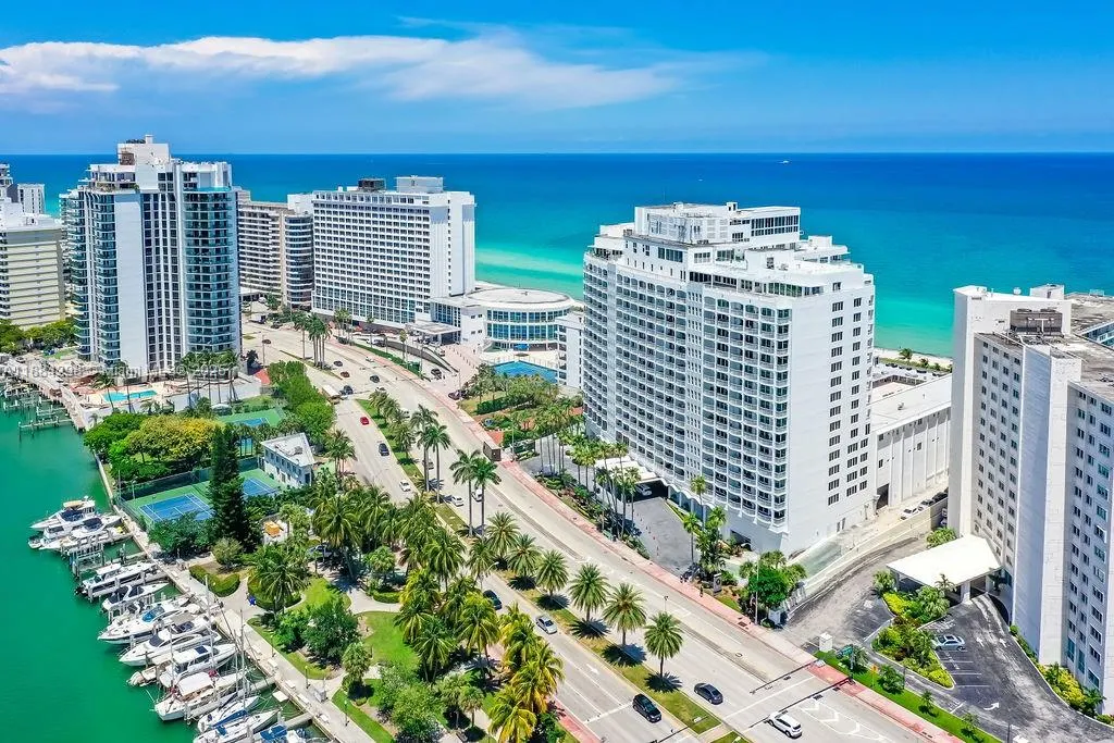 5401 Collins Ave, #833