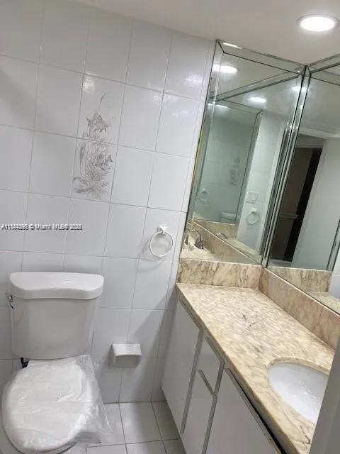 5401 Collins Ave, #833