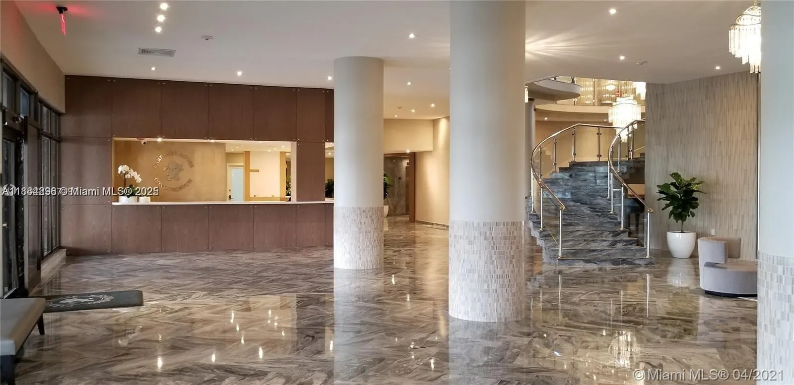 5401 Collins Ave, #833