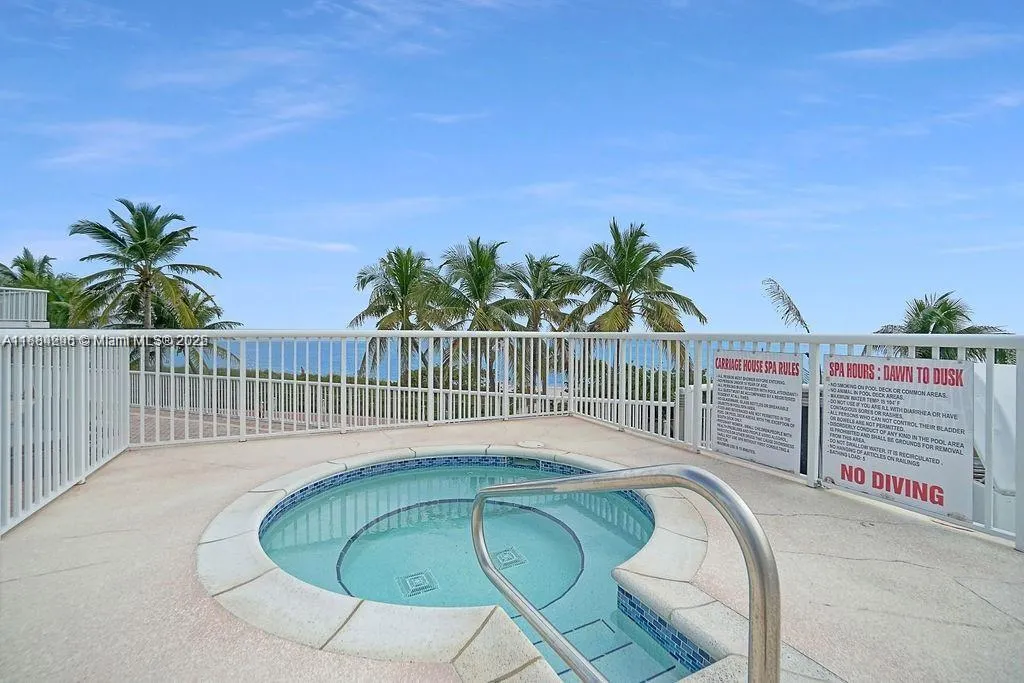 5401 Collins Ave, #833