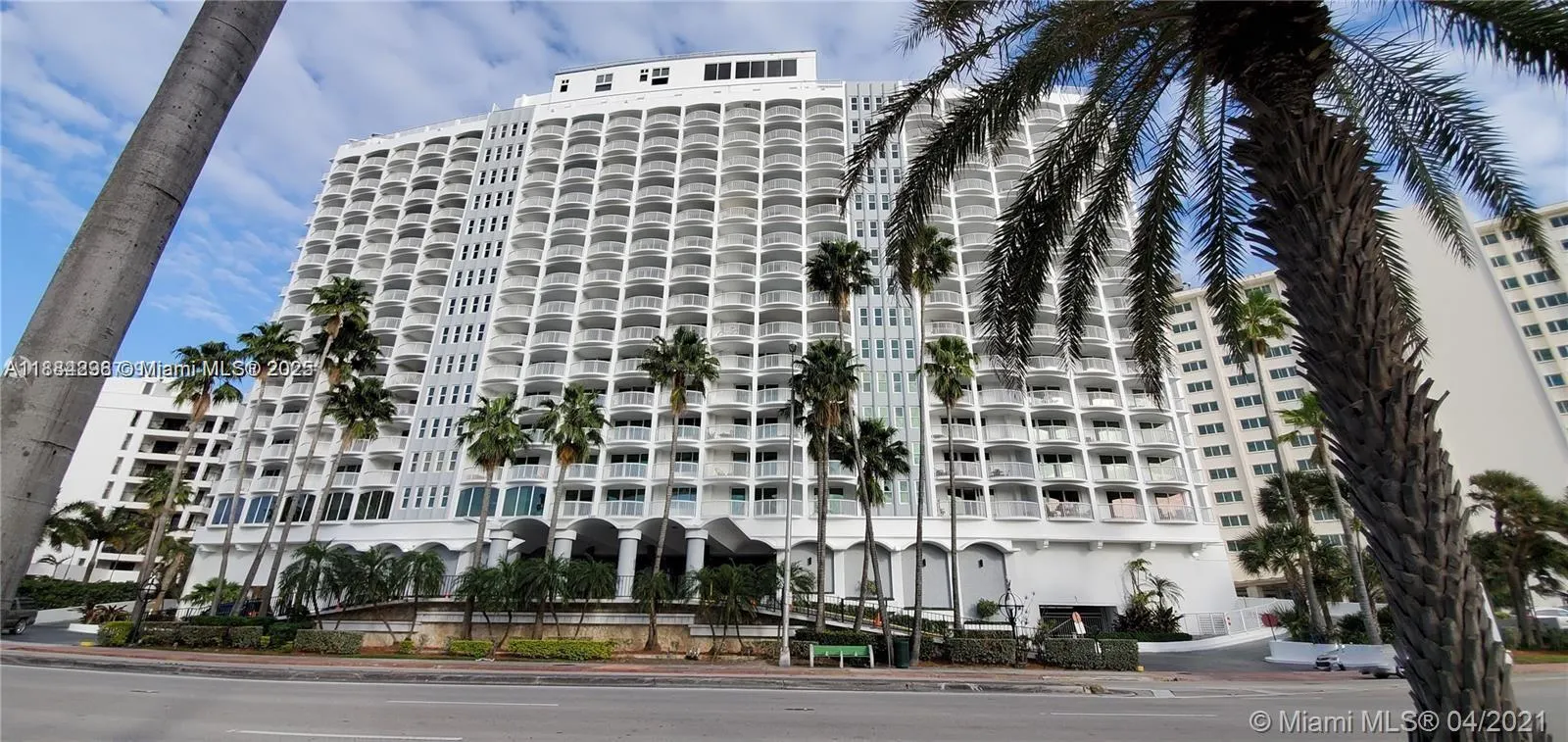 5401 Collins Ave, #833