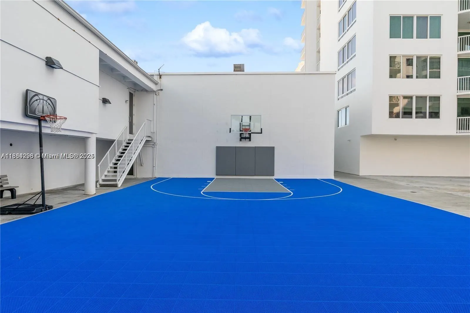 5401 Collins Ave, #833
