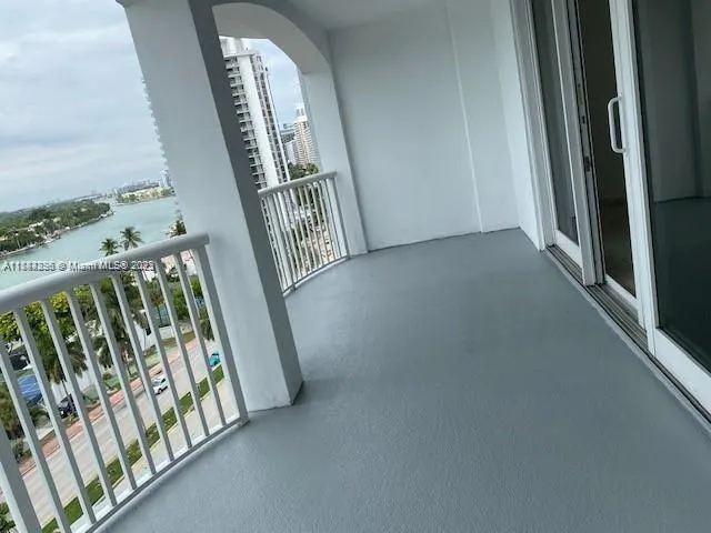 5401 Collins Ave, #833
