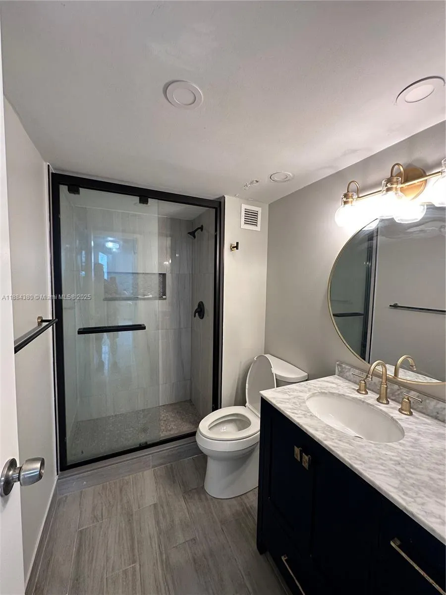 2450 NE 135th St, #303