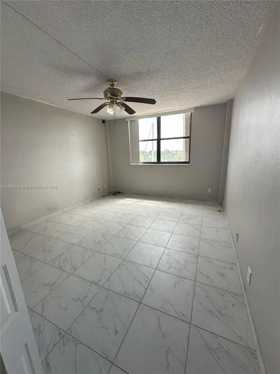 2450 NE 135th St, #303