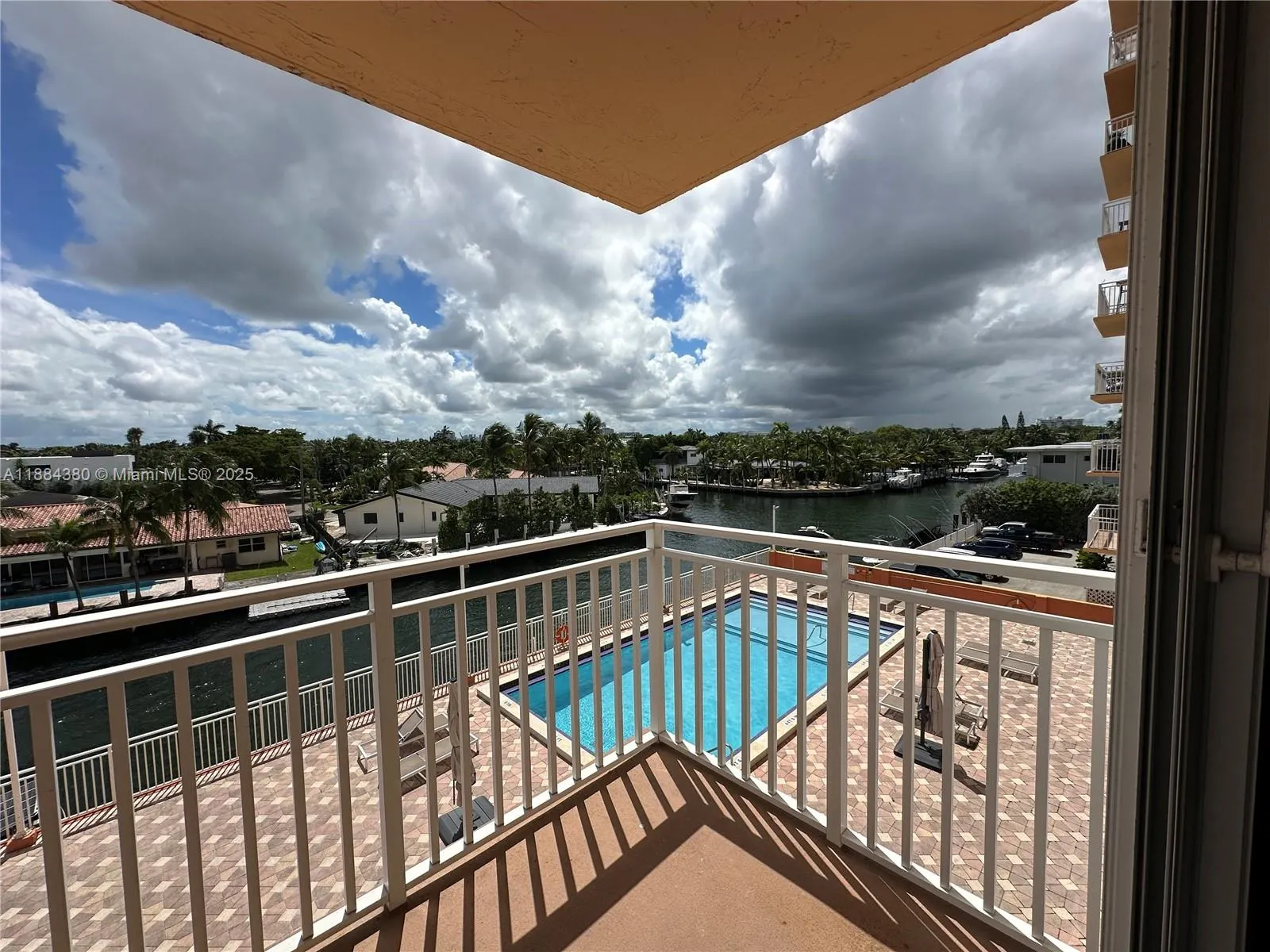 2450 NE 135th St, #303