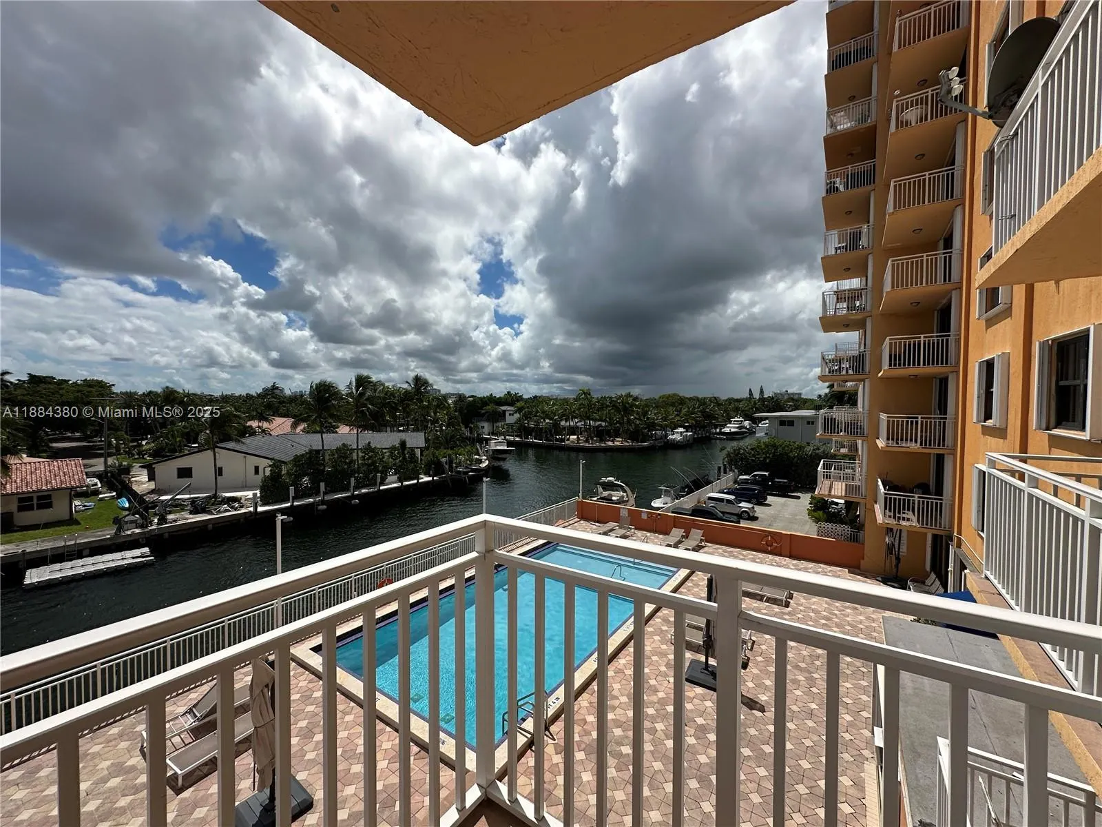 2450 NE 135th St, #303