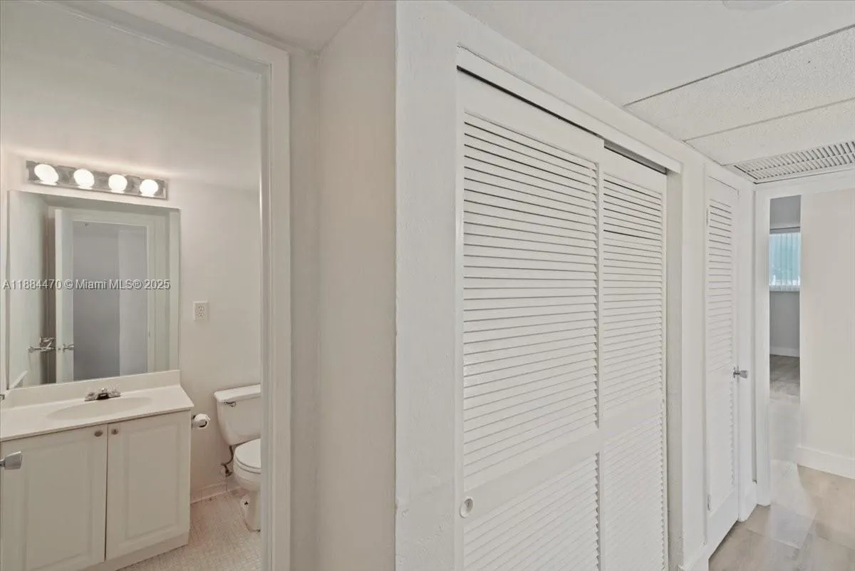 19380 Collins Ave, #121