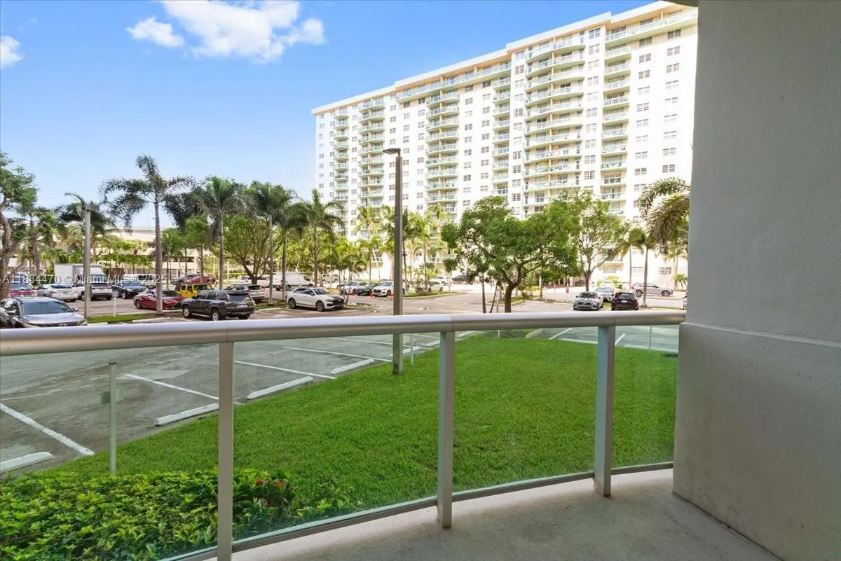 19380 Collins Ave, #121