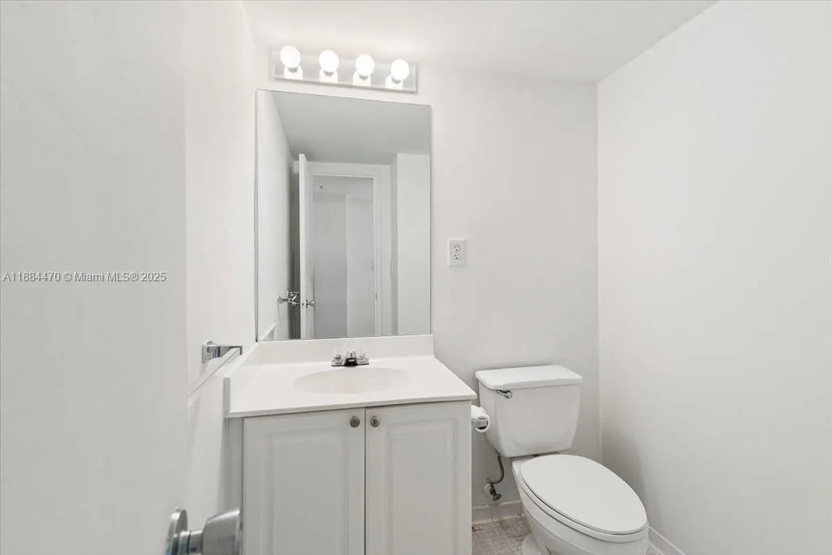 19380 Collins Ave, #121