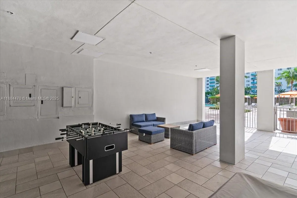 19380 Collins Ave, #121