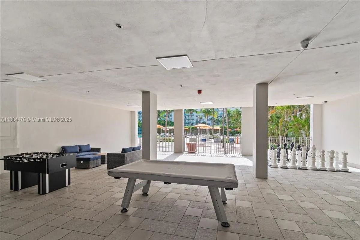 19380 Collins Ave, #121