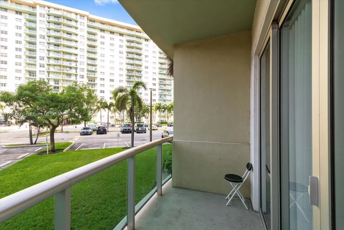 19380 Collins Ave, #121