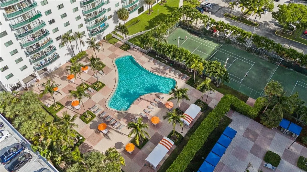 19380 Collins Ave, #121