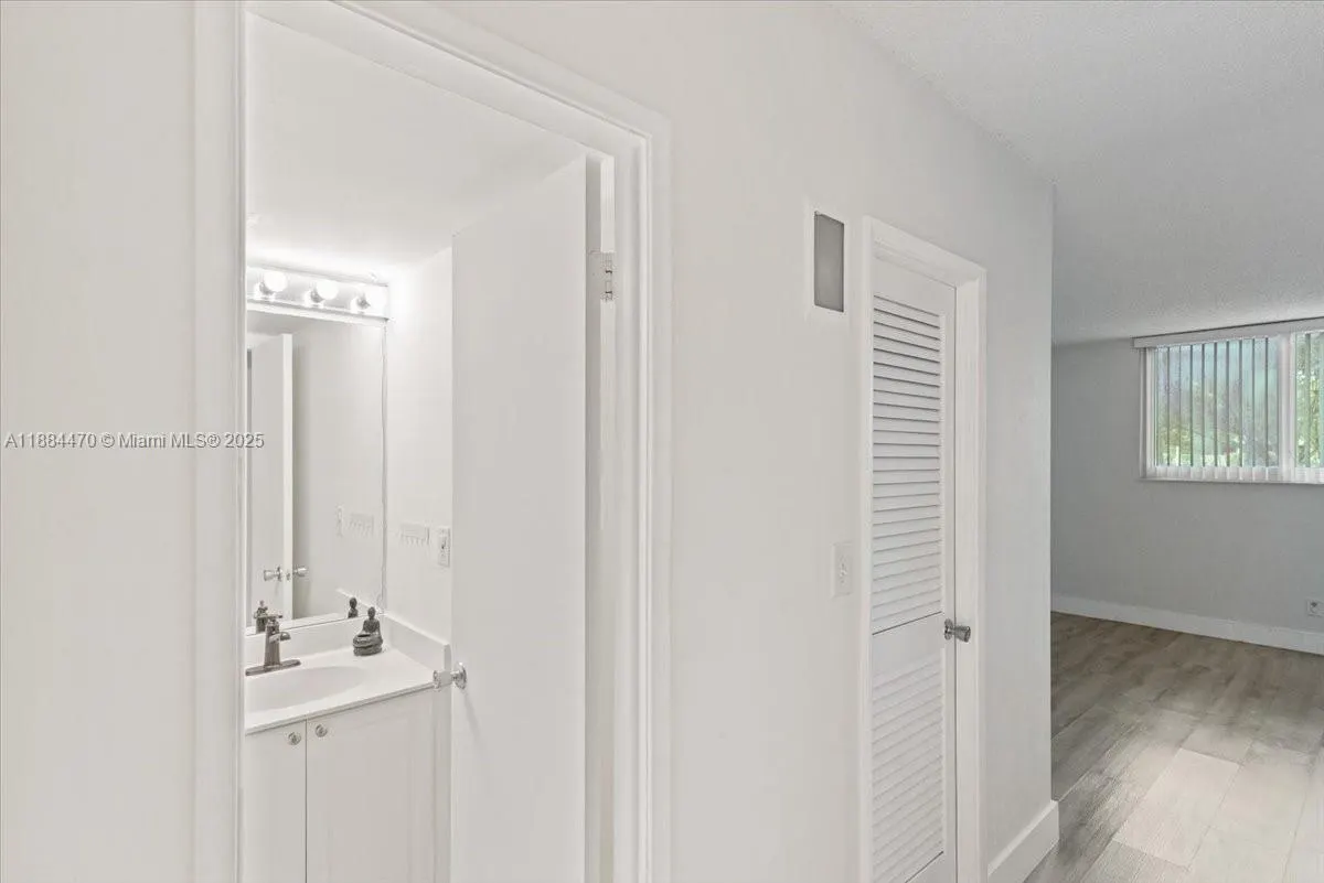 19380 Collins Ave, #121