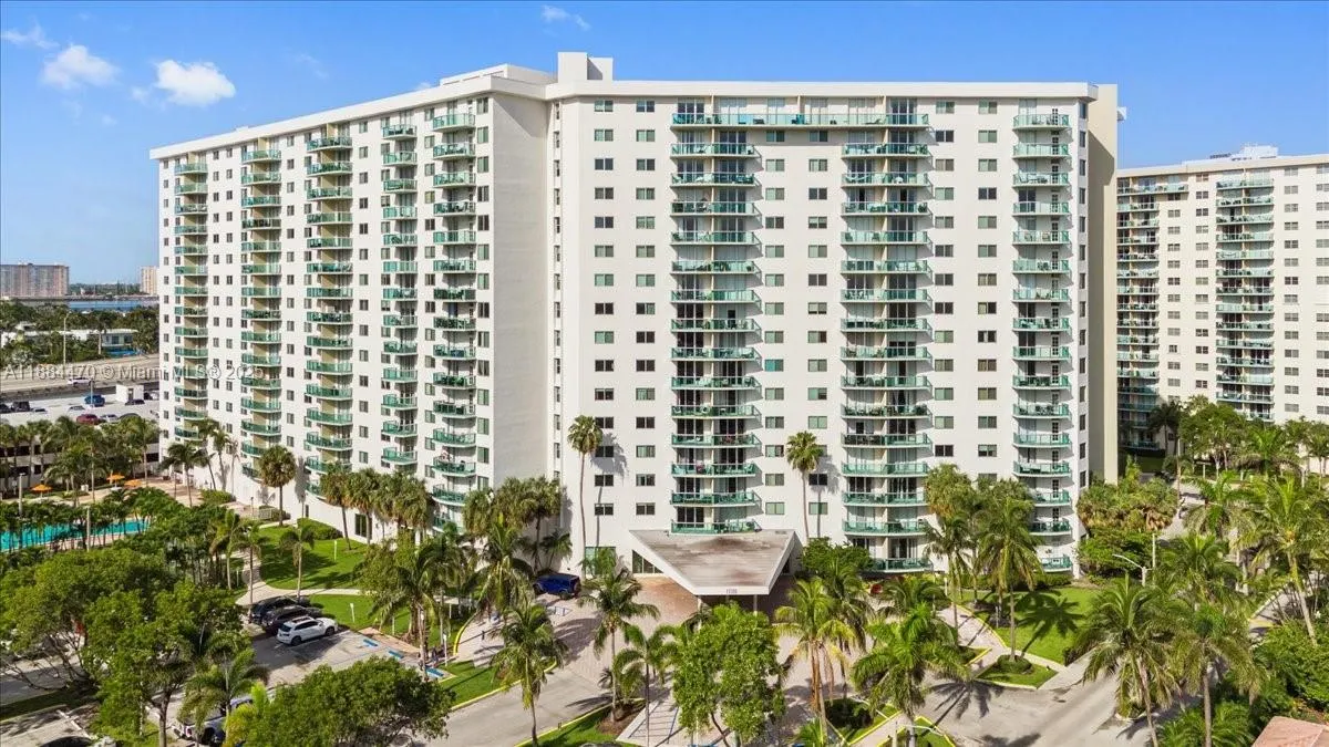19380 Collins Ave, #121