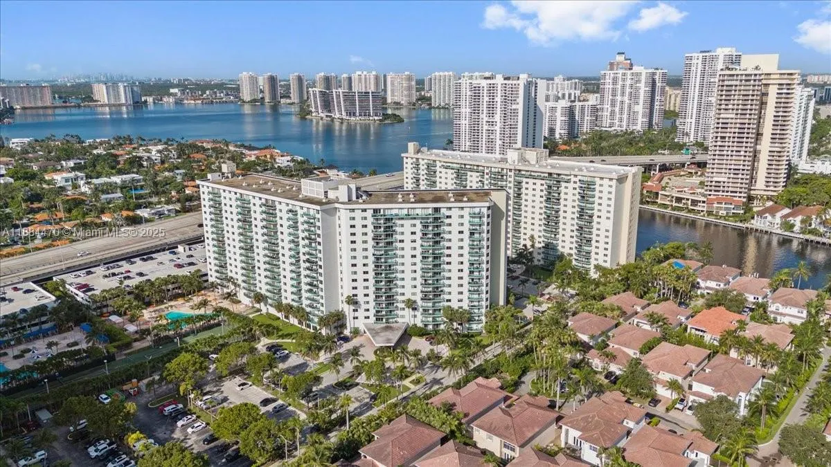19380 Collins Ave, #121