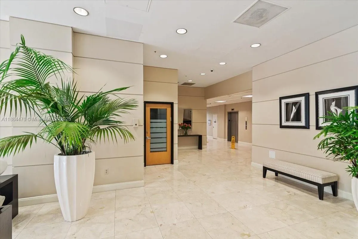 19380 Collins Ave, #121