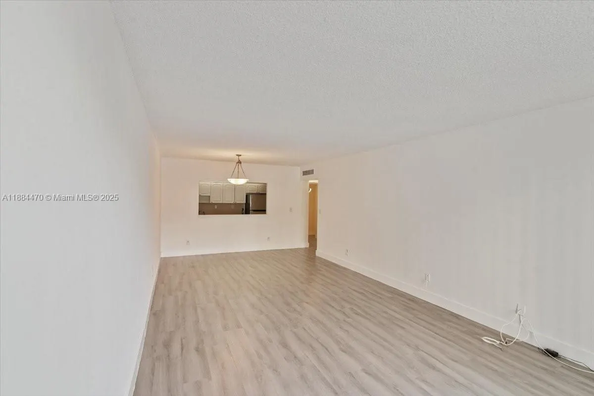 19380 Collins Ave, #121