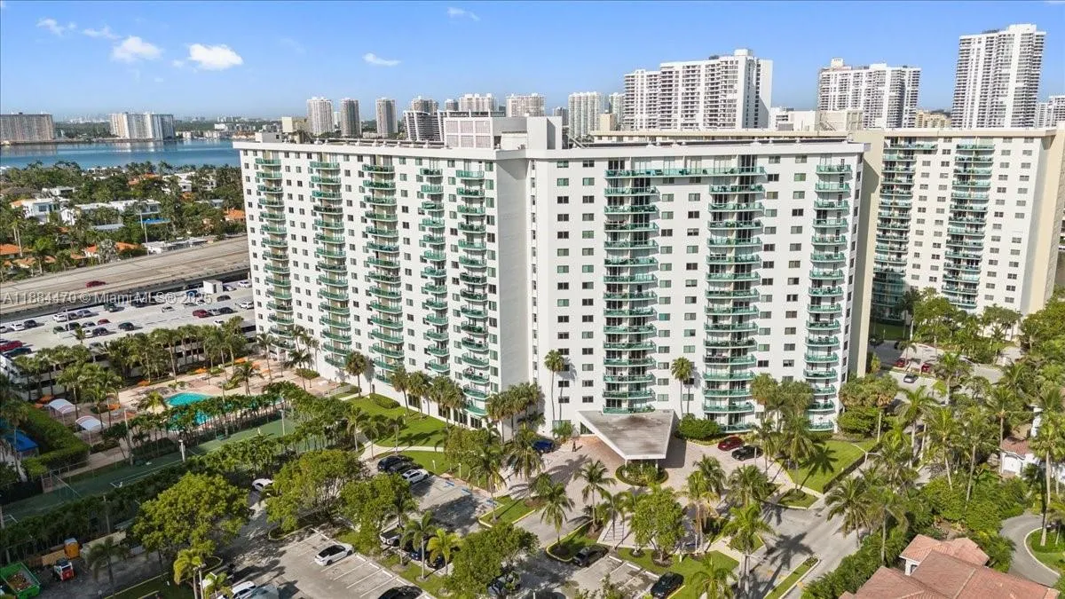 19380 Collins Ave, #121