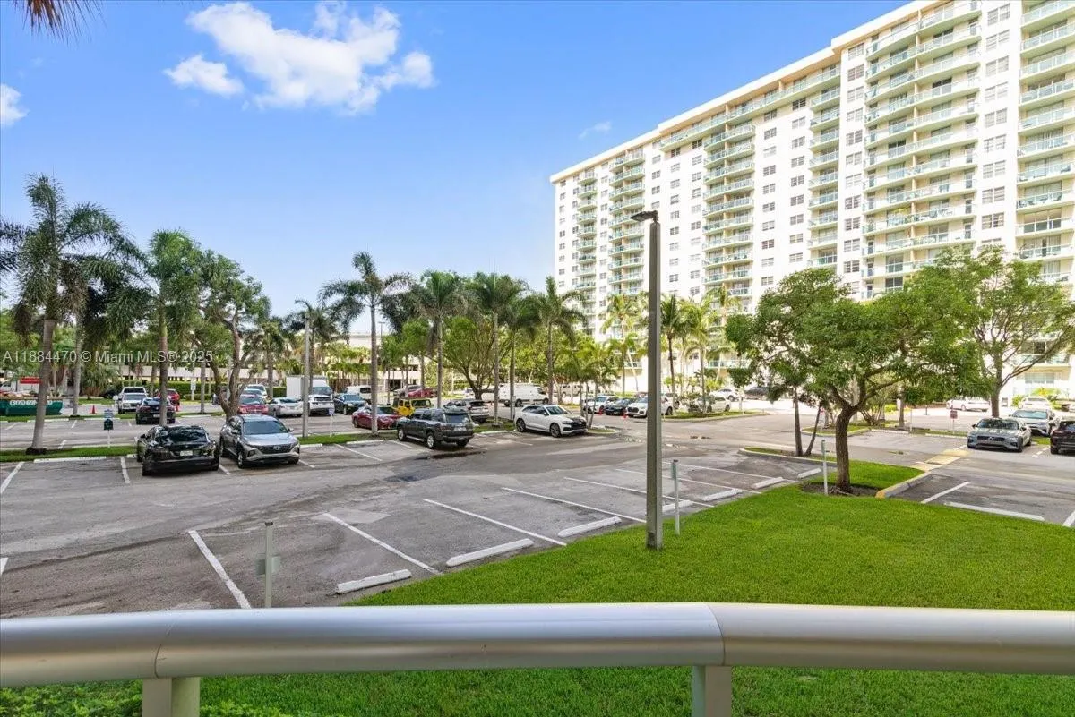 19380 Collins Ave, #121