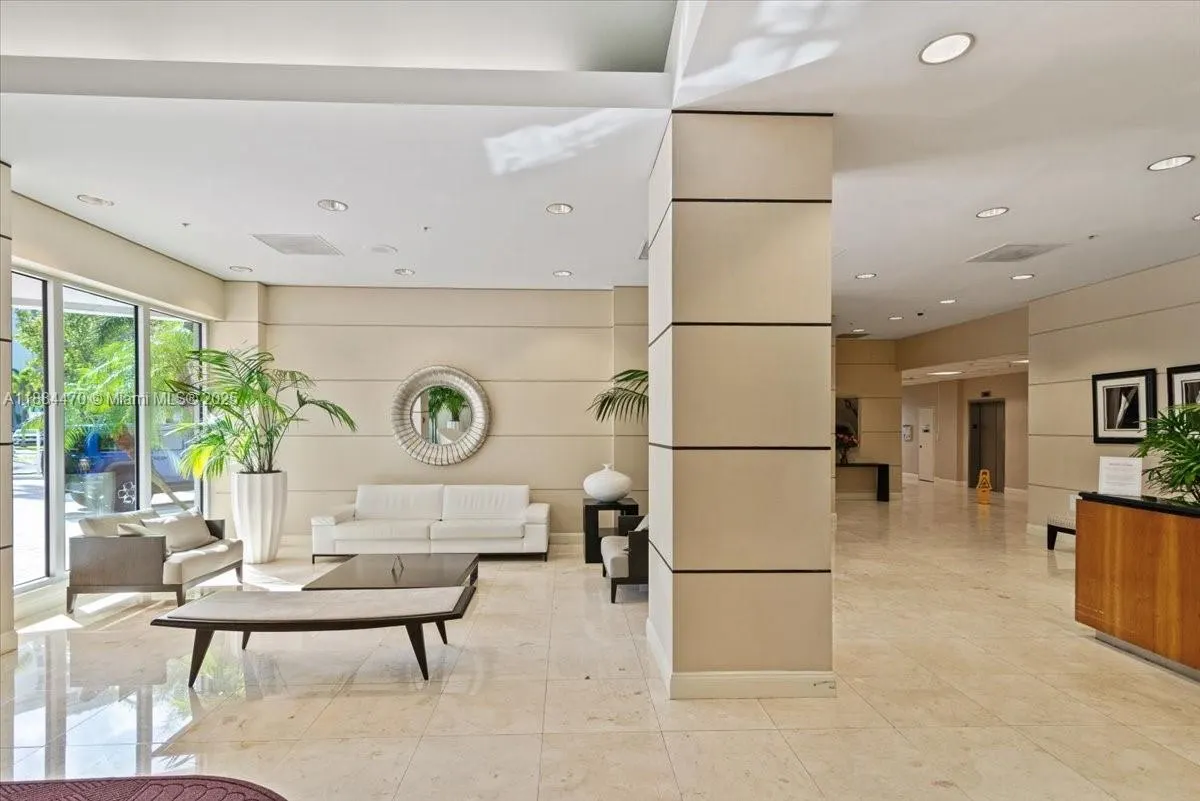 19380 Collins Ave, #121