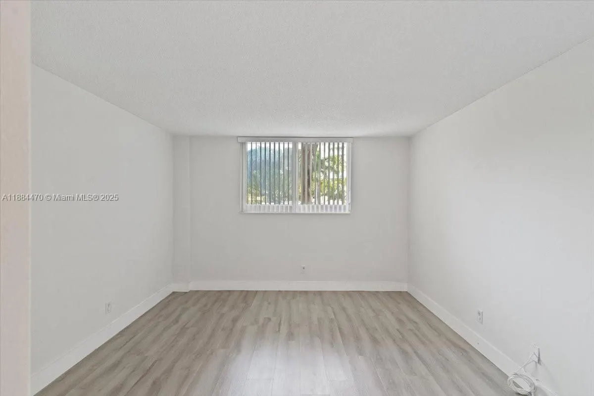 19380 Collins Ave, #121