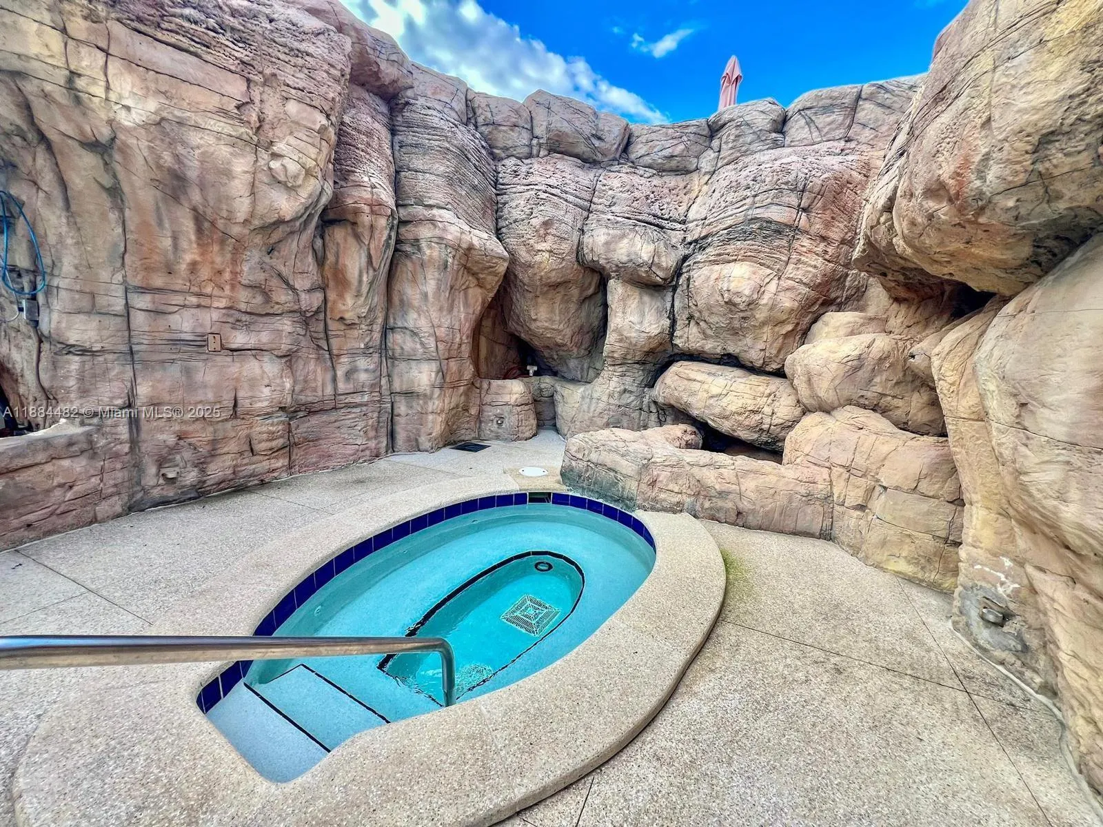 5225 Collins Ave, #517
