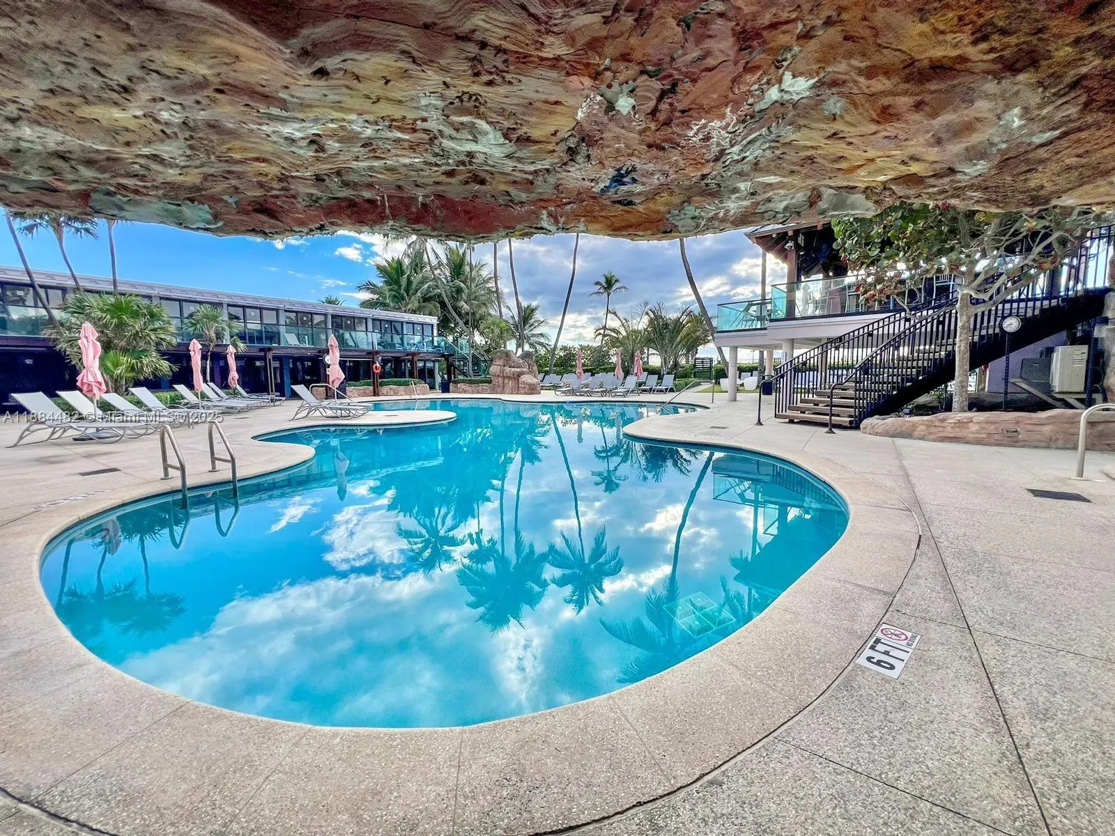 5225 Collins Ave, #517