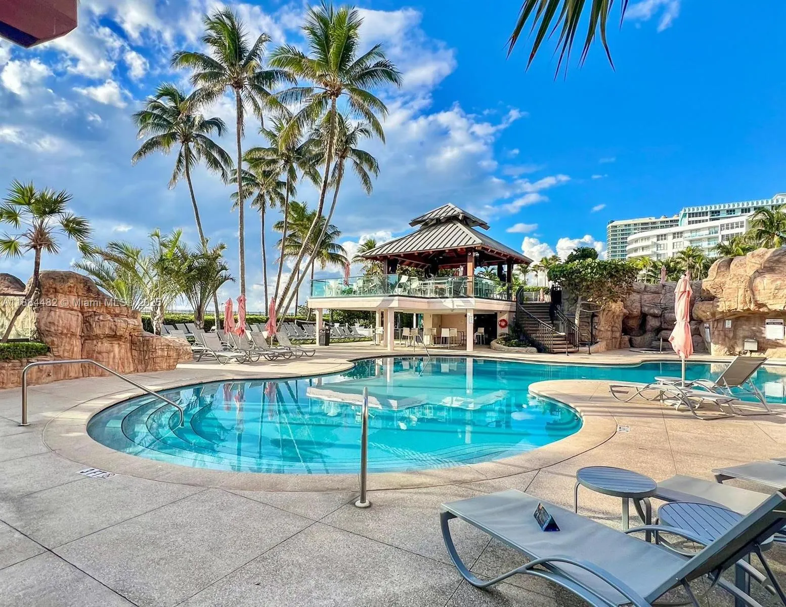 5225 Collins Ave, #517