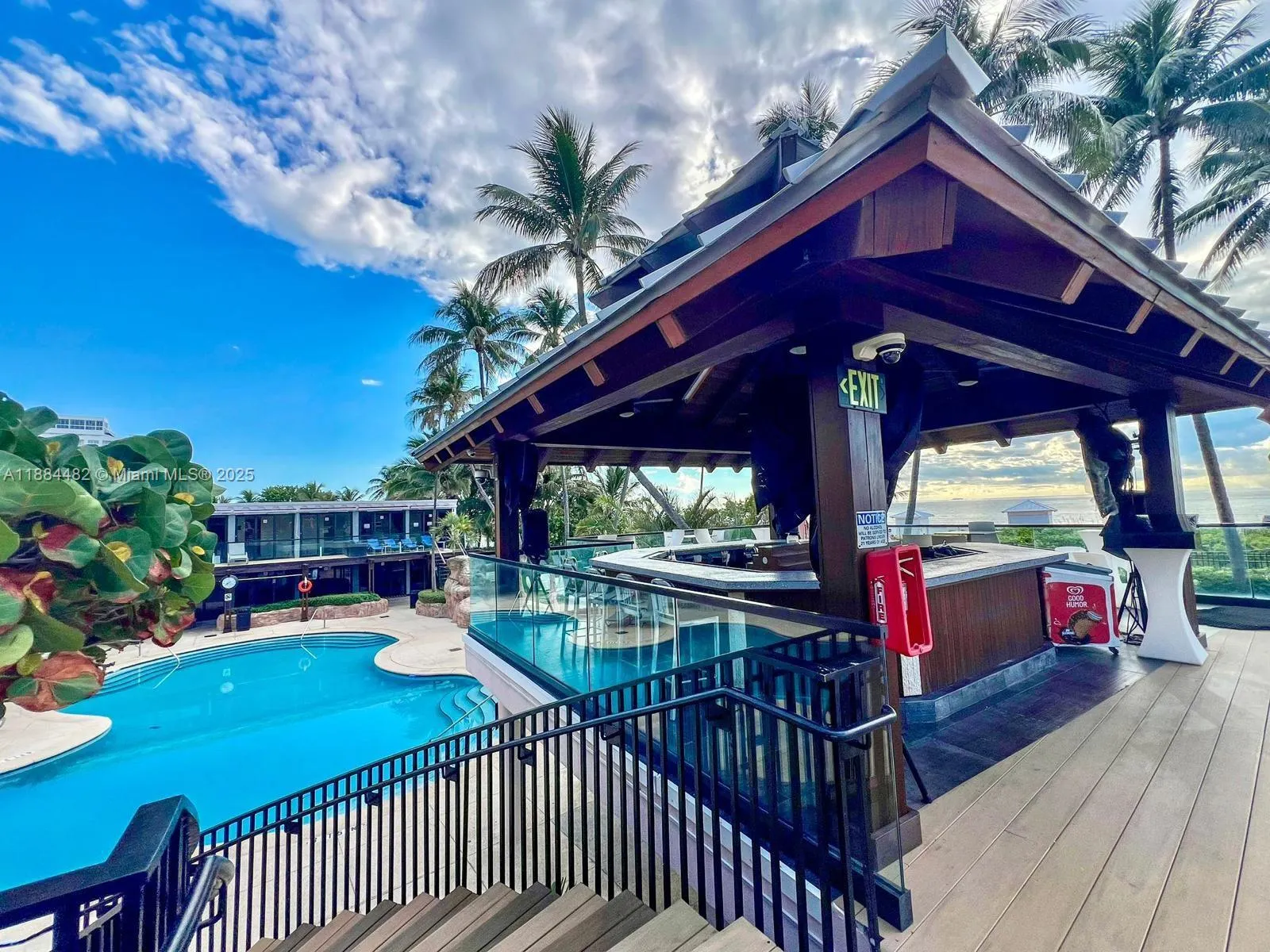 5225 Collins Ave, #517