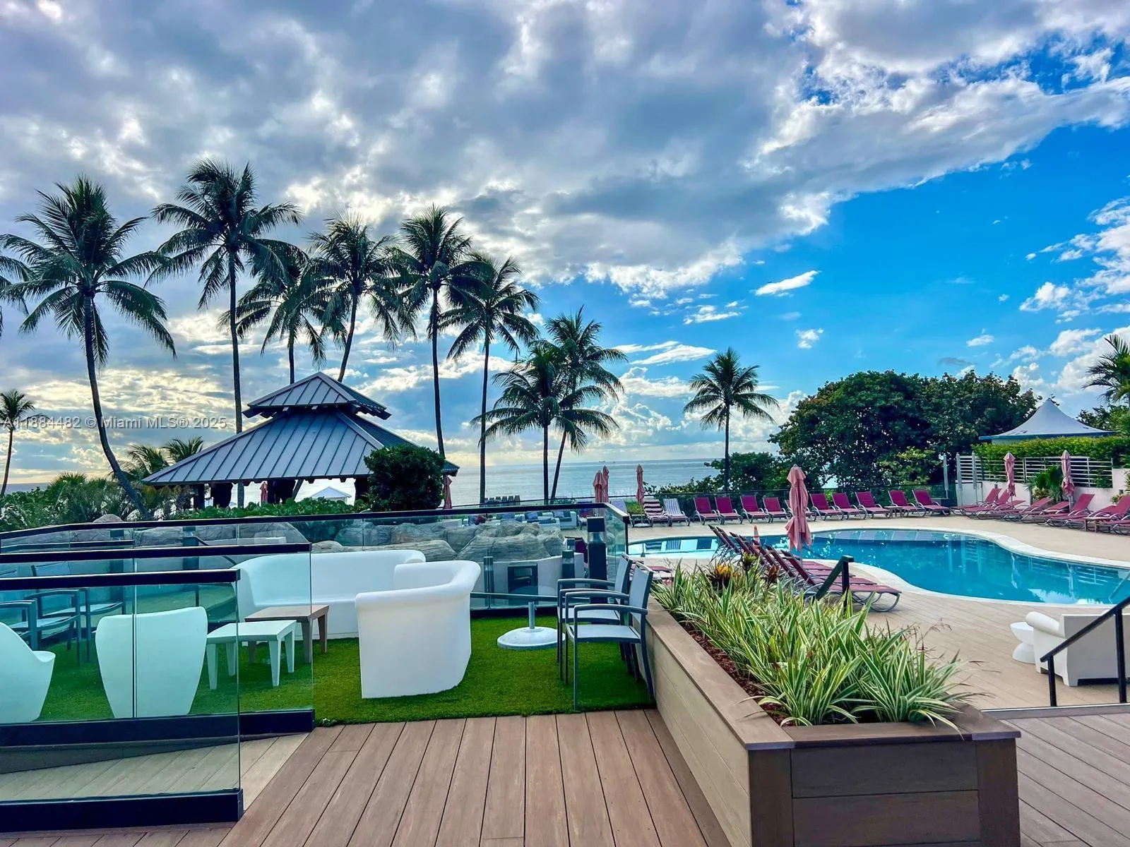 5225 Collins Ave, #517